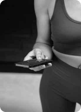 close up fit woman holding phone 1 1 FastFitness Centros Electroestimulación Madrid