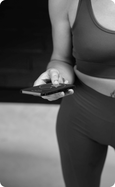 close up fit woman holding phone 1 FastFitness Centros Electroestimulación Madrid